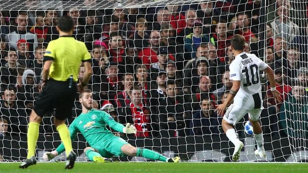 Paulo Dybala berhasil mengecoh David De Gea.
