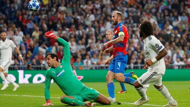 Marcelo mencungkil bola untuk menggandakan keunggulan Madrid.