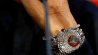 Ronaldo juga adalah kolektor jam tangan mewah. Jam ini menyita perhatian saat sesi jumpa pers jelang laga Liga Champions antara Manchester United kontra Juventus. Jam merk Caviar Tourbillon keluaran Jacob & Co ini berlapis 424 berlian dengan harga mencapai Rp 34,8 miliar. (Reuters/Jason Cairnduff)