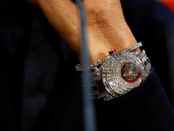 Ronaldo juga adalah kolektor jam tangan mewah. Jam ini menyita perhatian saat sesi jumpa pers jelang laga Liga Champions antara Manchester United kontra Juventus. Jam merk Caviar Tourbillon keluaran Jacob & Co ini berlapis 424 berlian dengan harga mencapai Rp 34,8 miliar. (Reuters/Jason Cairnduff)