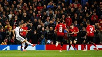 Cristiano Ronaldo mencoba melepaskan tembakan meski di depannya bertumpuk beberapa pemain Manchester United (Reuters/Jason Cairnduff)