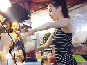 Ini Dia Penjual Smoothies Buah Cantik yang Sedang Viral