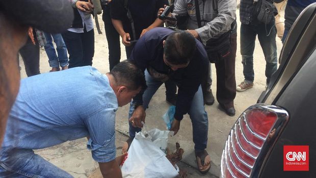 Aparat mengamankan sejumlah bukti pembunuhan di rumah Komplek Villa Kebun Sirih, Kelurahan Bukit Sangkal, Kecamatan Kalidoni, Palembang, Sumatra Selatan, Rabu (24/10).