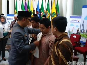 Ridwan Kamil dan Ustaz Adi Hidayat Lepas 7 Calon Ulama ke Turki