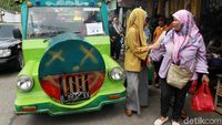 Rombongan Emak-emak Naik Odong-odong ke Deklarasi Gerakan Emas