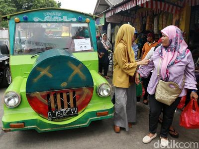 Rombongan Emak-emak Naik Odong-odong ke Deklarasi Gerakan Emas
