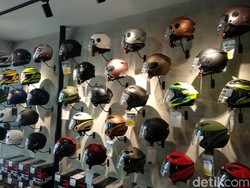 Virus Corona Bisa Menempel, Kamu Wajib Bawa Helm Sendiri Saat Naik Ojol
