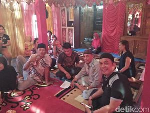 Pria Lajang 25 Tahun Nikahi Wanita 65 Tahun di Sulsel Pria Lajang 25 Tahun Nikahi Wanita 65 Tahun di Sulsel