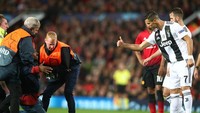 Beberapa menit sebelum laga berakhir seorang suporter masuk lapangan mencoba mendekati Ronaldo. Tapi belum sempat menyentuh pemain pujaannya dia keburu dihentikan steward. (REUTERS/Hannah McKay)