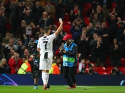 Ronaldo masih dicintai publik Old Trafford sekalipun kini sudah berkostum Juventus. Pesepakbola Portugal itu menghabiskan enam musim bersama MU sebelum hengkang ke Real Madrid pada 2009. (Foto: Hannah McKay/Reuters)