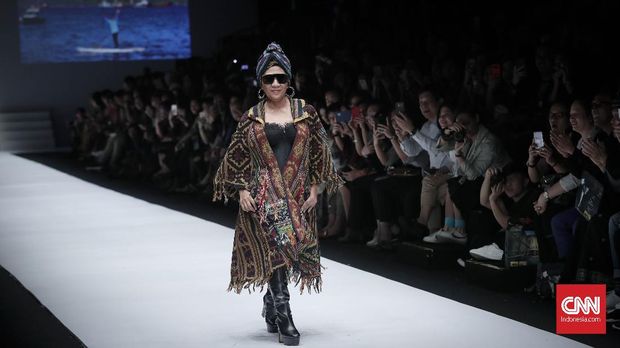Menteri Susi di atas catwalk