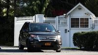 Suasana di Kediaman Clinton Usai Penemuan Paket Bahan Peledak