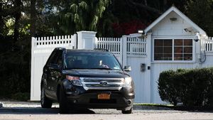 Suasana di Kediaman Clinton Usai Penemuan Paket Bahan Peledak