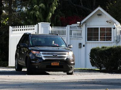 Suasana di Kediaman Clinton Usai Penemuan Paket Bahan Peledak