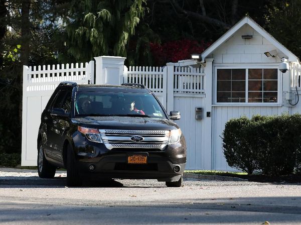 Suasana di Kediaman Clinton Usai Penemuan Paket Bahan Peledak