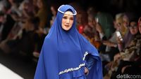 Foto: Beda Gaya Mulan Jameela dan Maia Estianty Saat Eksis di Catwalk