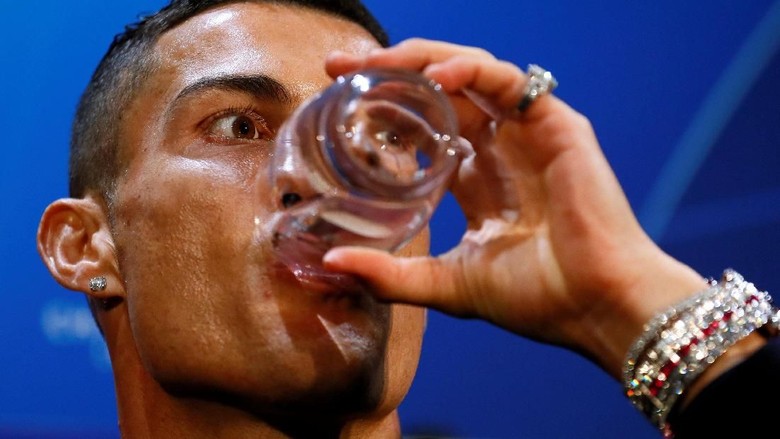 Bagi Ronaldo Cetak Gol Semudah Minum Air Bagi Ronaldo Cetak Gol Semudah Minum Air