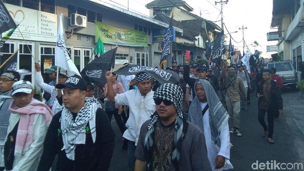 Long march di jalanan sekitar Kampung Suronatan Yogyakarta.