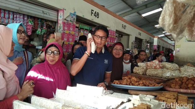 Sandiaga Uno memegang tempe di Pasar Projosari, Bawen, Rabu (24/10/2018).