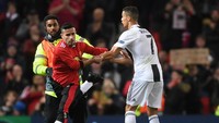 Dia berlari dari tribune Stretford End ke arah Ronaldo sembari dikejar oleh para steward. (Foto: Laurence Griffiths/Getty Images)