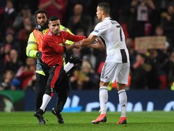 Dia berlari dari tribune Stretford End ke arah Ronaldo sembari dikejar oleh para steward. (Foto: Laurence Griffiths/Getty Images)