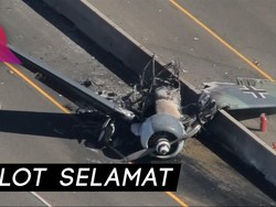 Video: Brakk! Pesawat Antik Tabrak Marka Jalan di Los Angeles