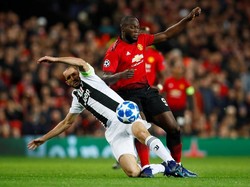 Manchester United cukup kesulitan mencetak gol balasan. Lini serangnya yang diisi Romelu Lukaku tak mampu membongkar pertahanan Juventus yang digalang Giorgio Chiellini. (Foto: Jason Cairnduff/Reuters)