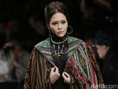 Maia Estianty dan Mulan Jameela Beraksi di JFW 2019