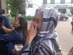 Senyum-Senyum, Nikita Mirzani Bungkam saat Ditanya Dipo Latief