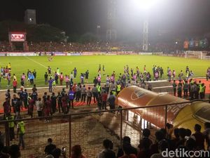 Ricuh Saat Laga Berakhir, Wasit PSM - Persib Dievakuasi Polisi