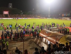 Ricuh Saat Laga Berakhir, Wasit PSM - Persib Dievakuasi Polisi