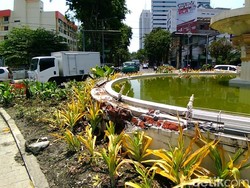 Ini Penampakan Air Mancur Jalan Pemuda yang Ditabrak Mobil