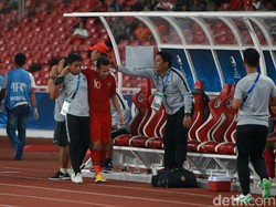 Egy Maulanan Vikri dipapah keluar lapangan.