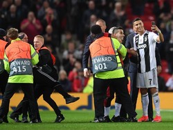 Si suporter menyerahkan telepon genggamnya kepada sang megabintang. Ronaldo pun mau melayani permintaan itu. (Foto: Laurence Griffiths/Getty Images)