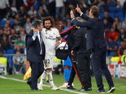 Namun Madrid mendapat kabar buruk di menit-menit akhir laga. Marcelo mengalami cedera pada pergelangan kakinya dan harus meninggalkan lapangan. Foto: Paul Hanna/Reuters