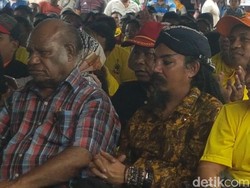 Dampingi Tommy Soeharto di Papua, Limbad Makan Paku di Pasar