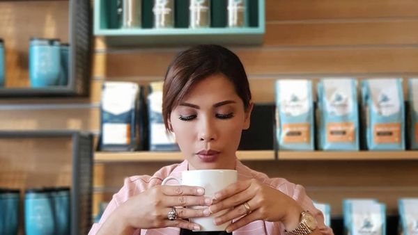 Yuk, Intip Hobi Ngopi Presenter Cantik Nadia Mulya!
