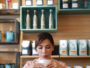 Yuk, Intip Hobi Ngopi Presenter Cantik Nadia Mulya!