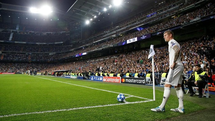 Soccer Football - Champions League - Group Stage - Group G - Real Madrid v Viktoria Plzen - Santiago Bernabeu, Madrid, Spain - October 23, 2018  Real Madrids Toni Kroos prepares to take a corner  REUTERS/Paul Hanna