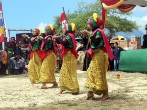 Potret Atraksi Budaya Suku Mbojo di Bima yang Fotogenik Potret Atraksi Budaya Suku Mbojo di Bima yang Fotogenik