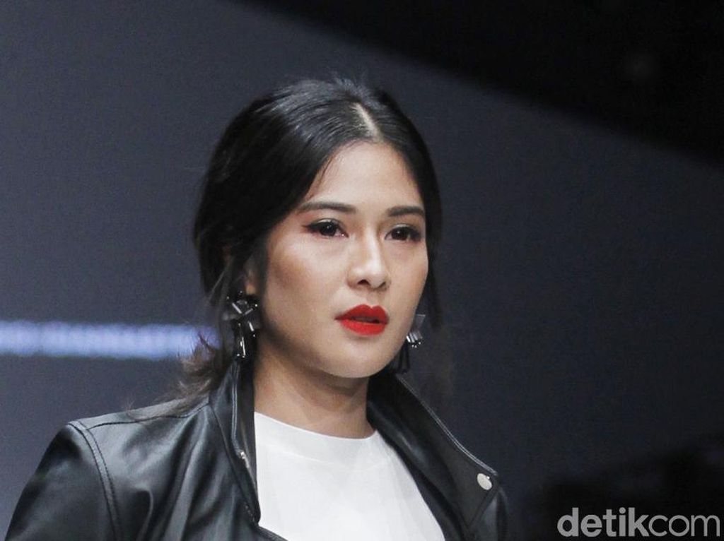 Apa Sih Alasan Dian Sastrowardoyo Tertarik Berbisnis? Apa Sih Alasan Dian Sastrowardoyo Tertarik Berbisnis?