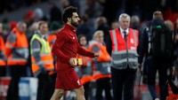 Mohamed Salah membawa bingkisan yang dia terima dari fans (REUTERS/Peter Powell)