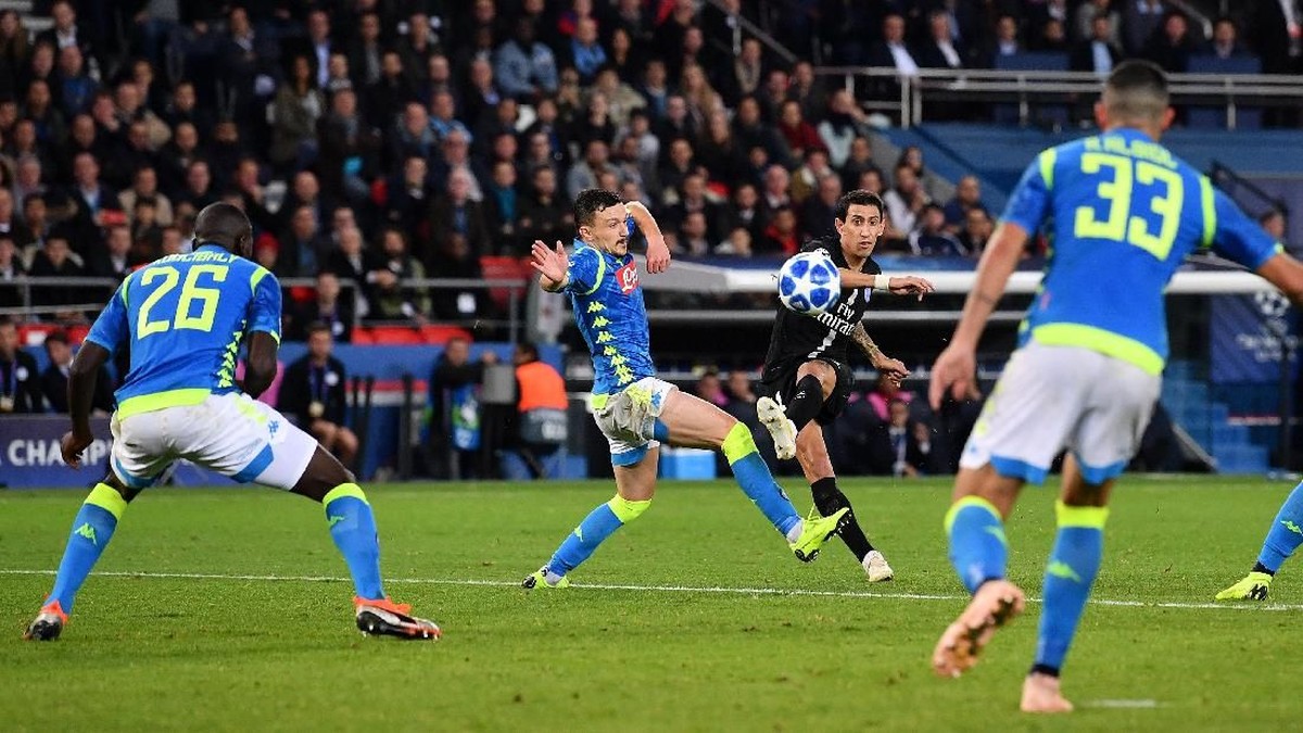 Angel Di Maria membuat laga PSG vs Napoli berakhir 2-2. (Foto: Justin Setterfield/Getty Images)