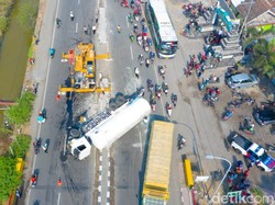 Truk Tangki Muat Semen Terguling di Pantura Gresik Berhasil Dievakuasi