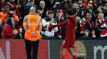 Kado untuk Salah dari Fans Berhijab di Anfield