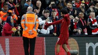 Kepada sang suporter, Salah menyerahkan jersey miliknya (REUTERS/Peter Powell)