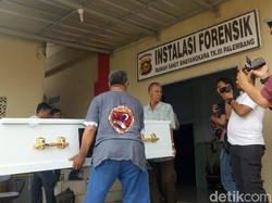 Kerabat Keluarga Tewas Tertembak di Kepala Datangi RS Bhayangkara