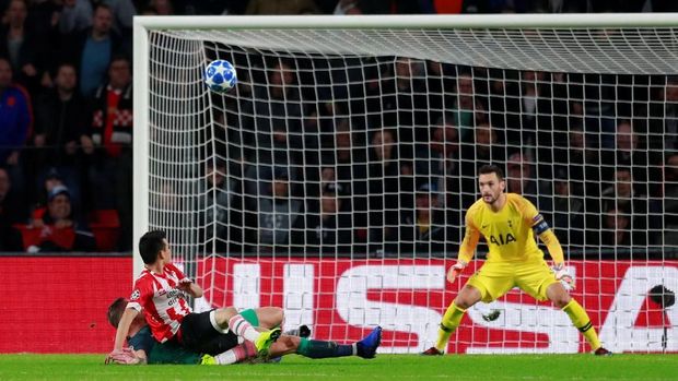 Hirving Lozano membawa PSV unggul lebih dulu.
