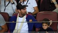 Messi beberapa kali menunjukkan sikap kebapakannya, salah satunya mengusap kepala Thiago. Thiago sendiri dikenal sebagai anak yang pendiam dan anteng, berbeda dengan adiknya Mateo yang kabarnya lebih aktif. (Foto: David Ramos/Getty Images)