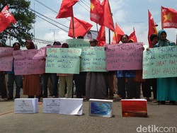 Puluhan Orang di Blitar Demo Terkait Kasus Surat Palsu KPK
